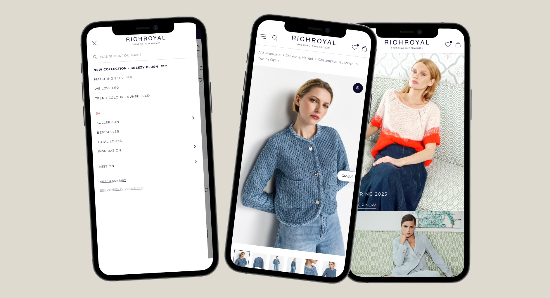 Drei Smartphones mit RichRoyal Webseite linkes Menü mittleres Modell blaues Strickjäckchen rechtes sitzendes Modell creme-roter Pullover High-Waist-Jeanshose beige Hintergrund