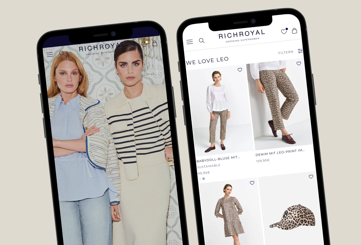 Zwei Smartphones zeigen Richroyal-Shop, linke Models in maritim gestreifter Mode, rechte Leo-Print Hosen, Kleid und Cap