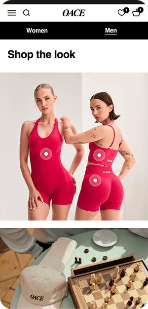 Websiteansicht mit Navigation Shop the look zwei Modelle in pinken OACE Sportoutfits und Tisch mit beigefarbener OACE Kappe und Schachbrett