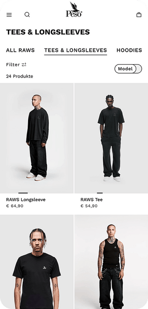 Screenshot Webseite Peso zeigt zwei Models in schwarzem RAWS-Longsleeve und schwarzem RAWS-T-Shirt