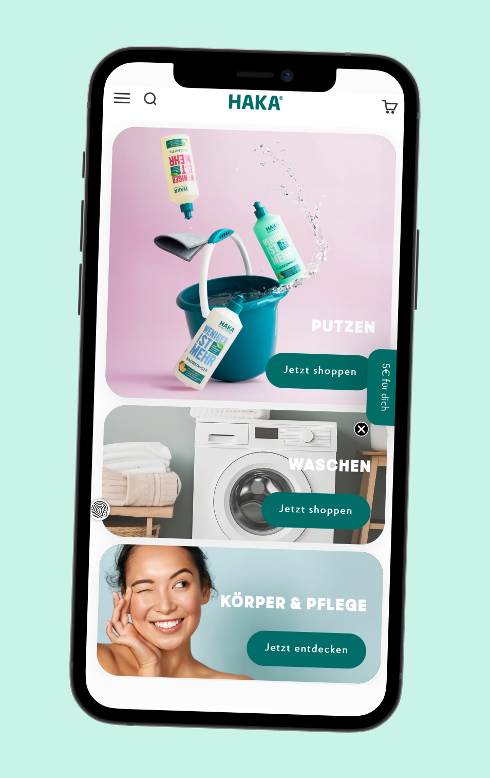 Smartphone mit HAKA Online Shop zeigt Putzen mit Eimer und Reiniger, Waschen mit Waschmaschine, Körperpflege lächelnder Frau