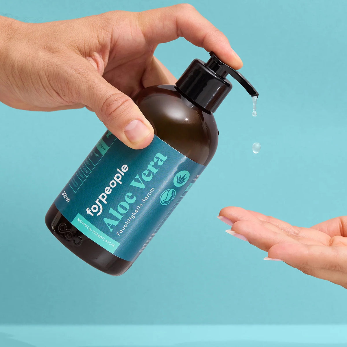 Hände betätigen Pumpflasche Aloe-Vera-Feuchtigkeitsserum Tropfen fallen in geöffnete Hand