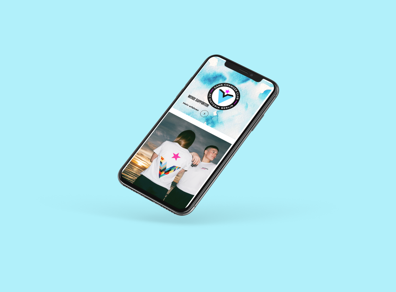 schwebendes Smartphone mit Viktoria Berlin GameChanger Club Logo und Foto zweier Personen vor Sonnenuntergang auf hellblauem Hintergrund