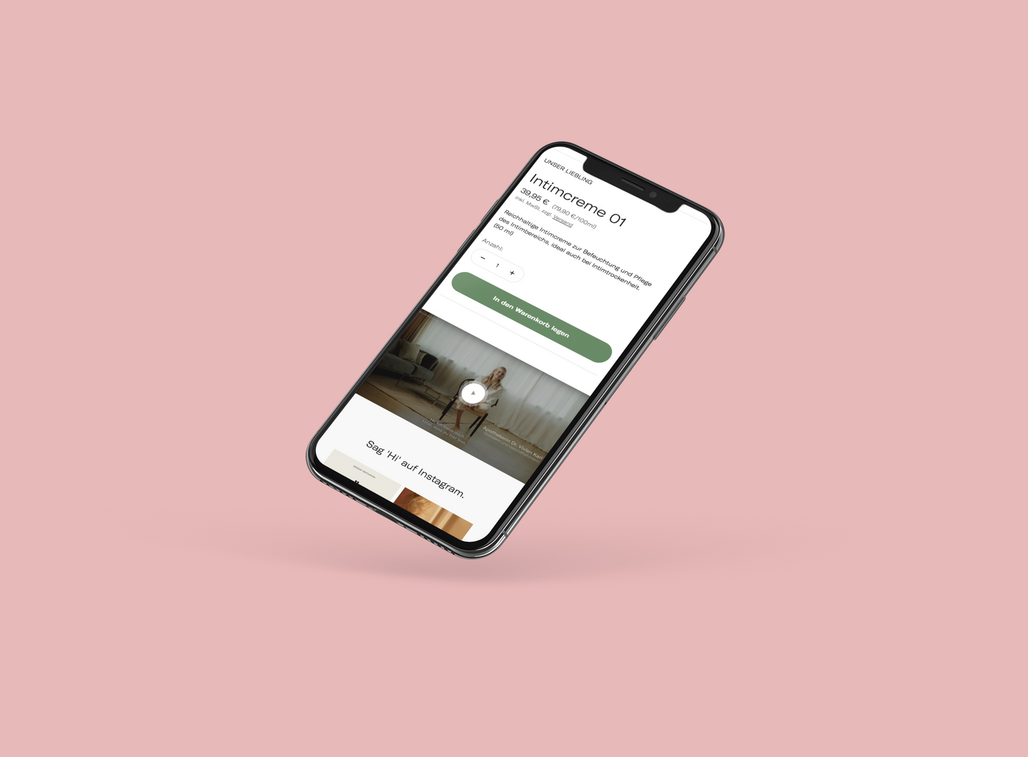 Schräg schwebendes Smartphone vor rosa Hintergrund zeigt Produktseite Intimcreme 01 mit grünem Warenkorbbutton und Videovorschau