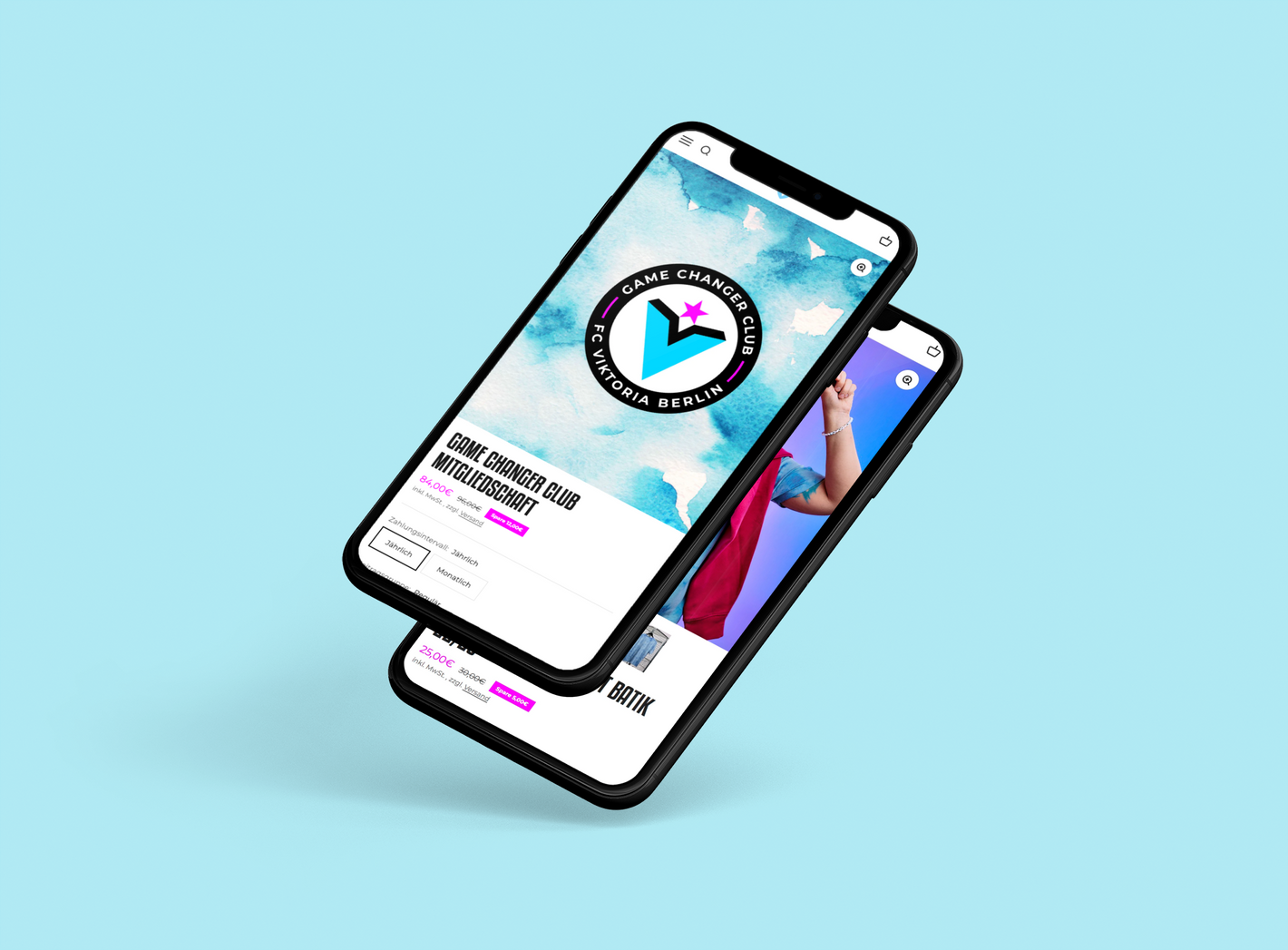 Zwei schräg schwebende Smartphones mit Game Changer Club FC Viktoria Berlin Mitgliedschaftsanzeige und erhobener Faust auf pastellblauem Hintergrund