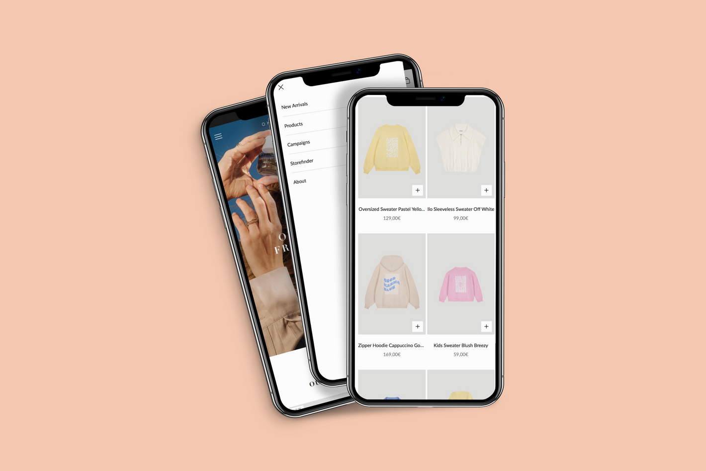 Drei Smartphones auf hellem Hintergrund zeigen E-Commerce-App mit Pastellpullovern, Menüliste und Nahaufnahme von Händen mit Parfumflakon