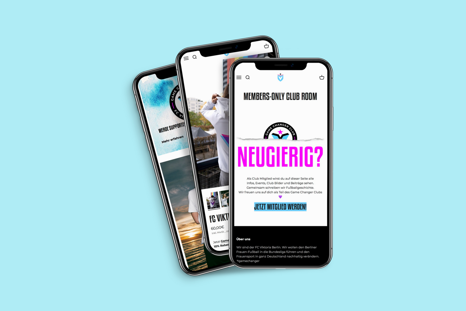 Drei Smartphonebildschirme zeigen Mitgliederbereich der FC Viktoria Berlin Webseite vor pastellblauem Hintergrund