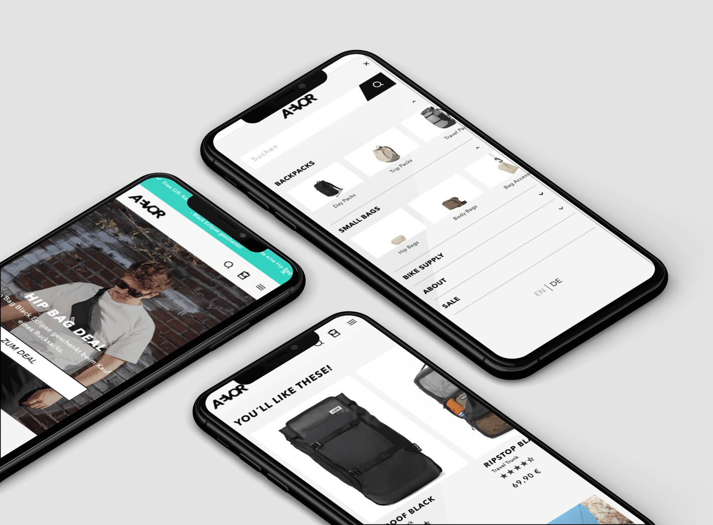 Drei schräg angeordnete schwarze Smartphones zeigen AEVOR Onlineshop mit Rucksack- und Taschenangeboten